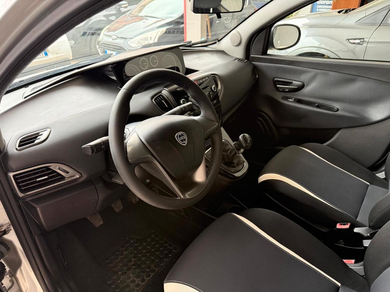 LANCIA YPSILON 0.9 METANO 2014 93.362 KM