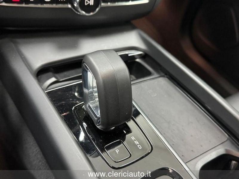 Volvo XC60 B4 (d) AWD automatico Plus Dark