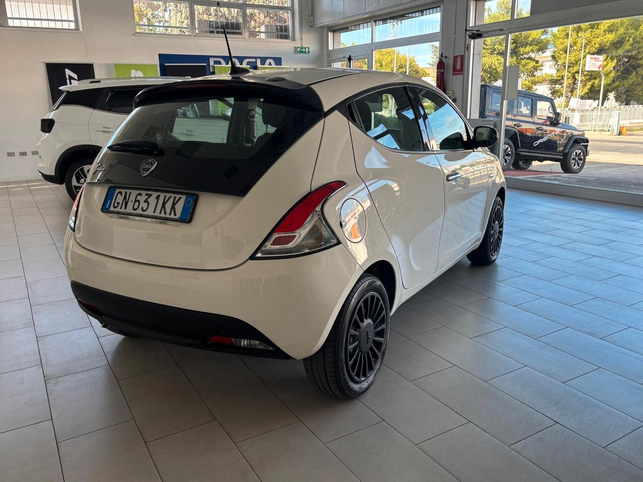 Lancia Ypsilon 1.0 FireFly 5 porte S&S Hybrid Silver