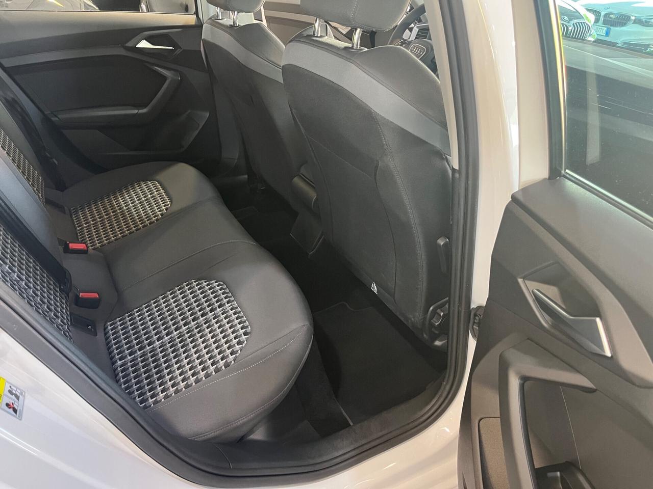 Audi A1 Sportback 25 1.0 tfsi Identity Black 77.000 KM!