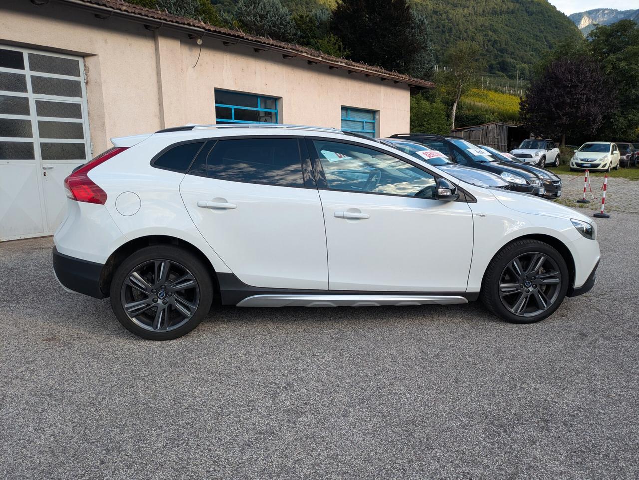 VOLVO V40 CROSS COUNTRY D2 MOMENTUM