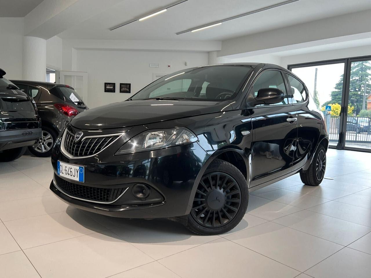 Lancia Ypsilon 1.0 FireFly 5 porte S&S Hybrid Silver