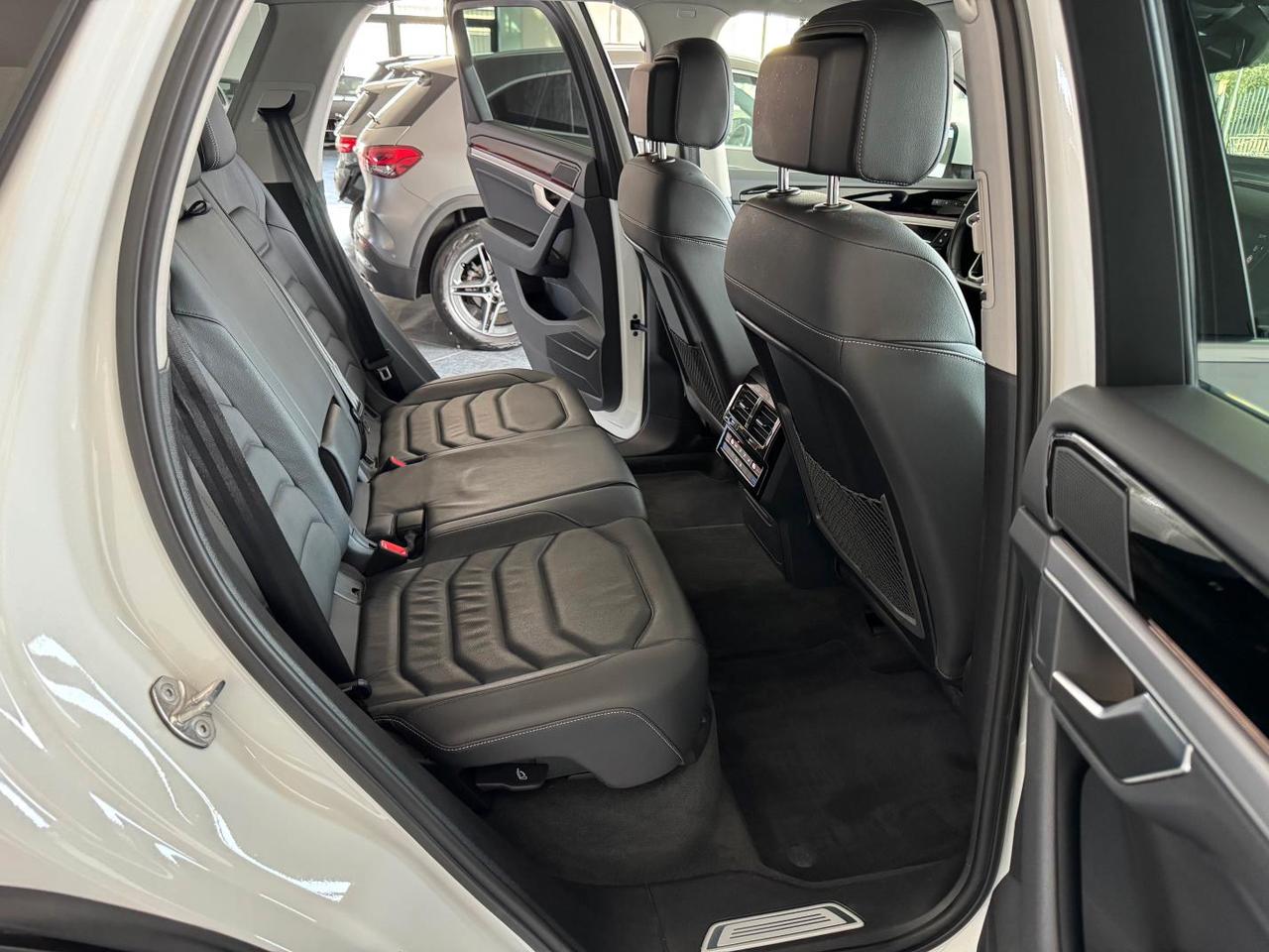 Volkswagen Touareg 3.0 V6 tdi Elegance 231cv 1Prop Da Vetrina