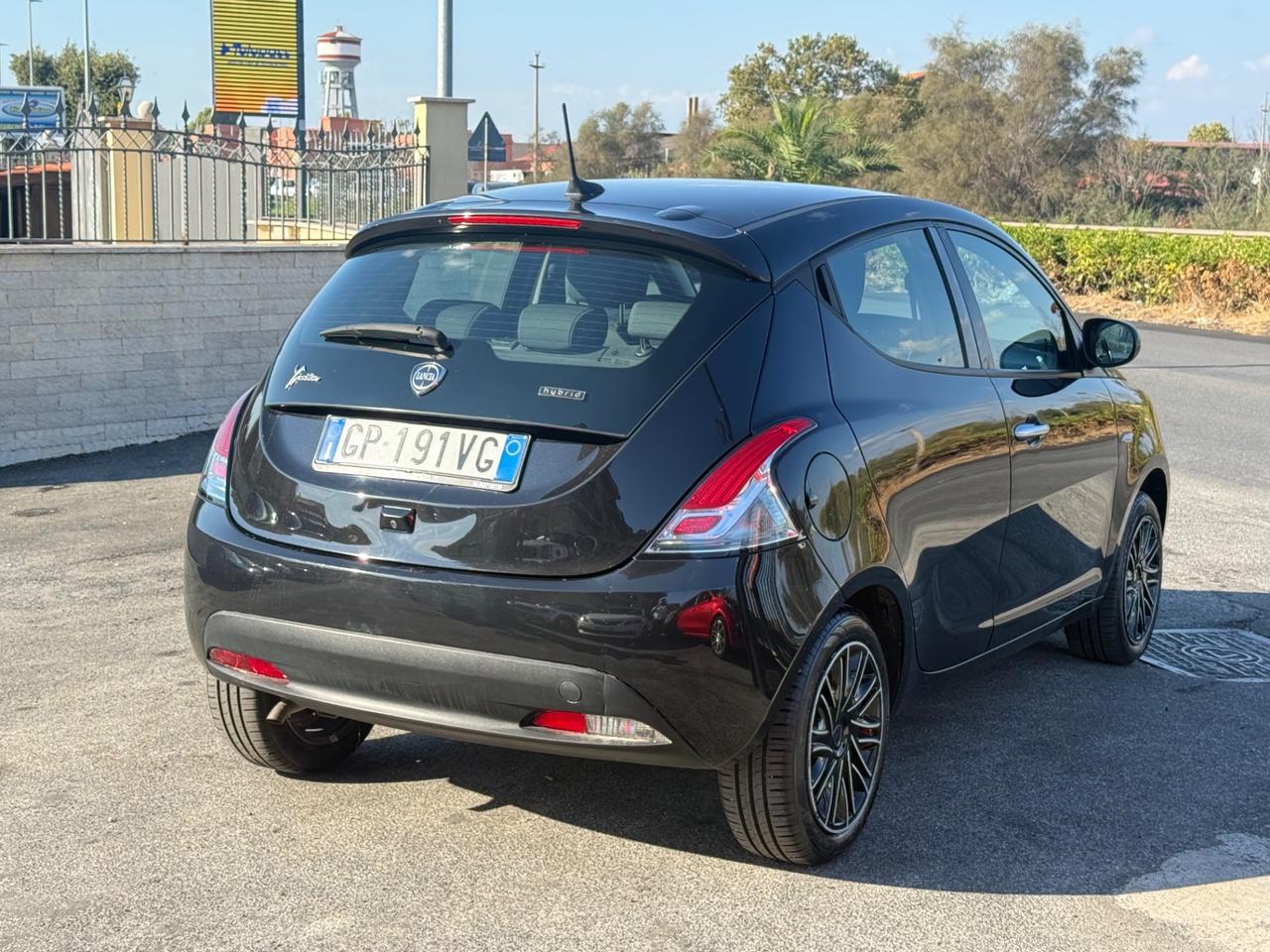 Lancia Ypsilon 1.0 FireFly Hybrid Gold Plus Nera