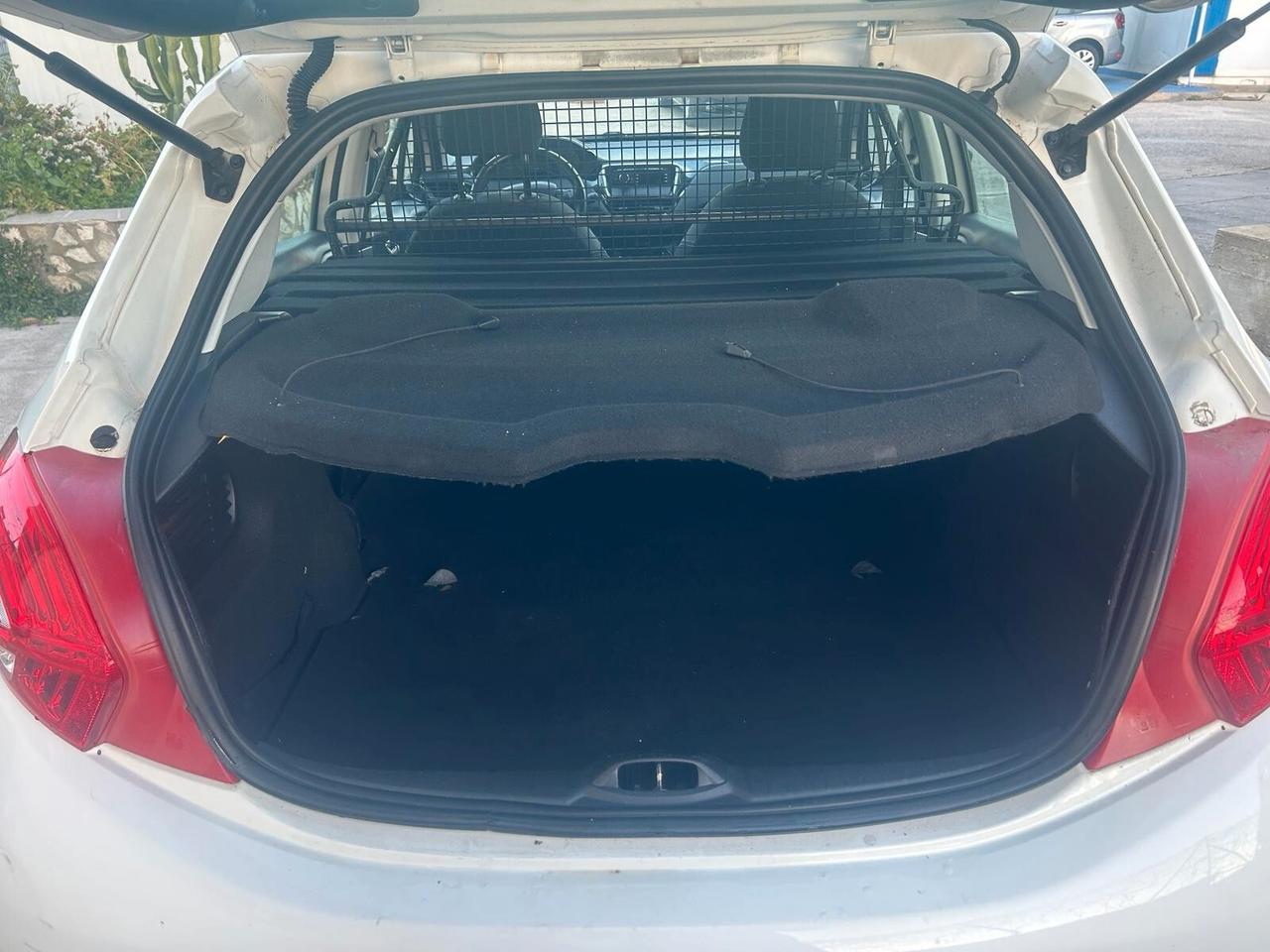 Peugeot 208 1.4 HDi 68 CV autocarro