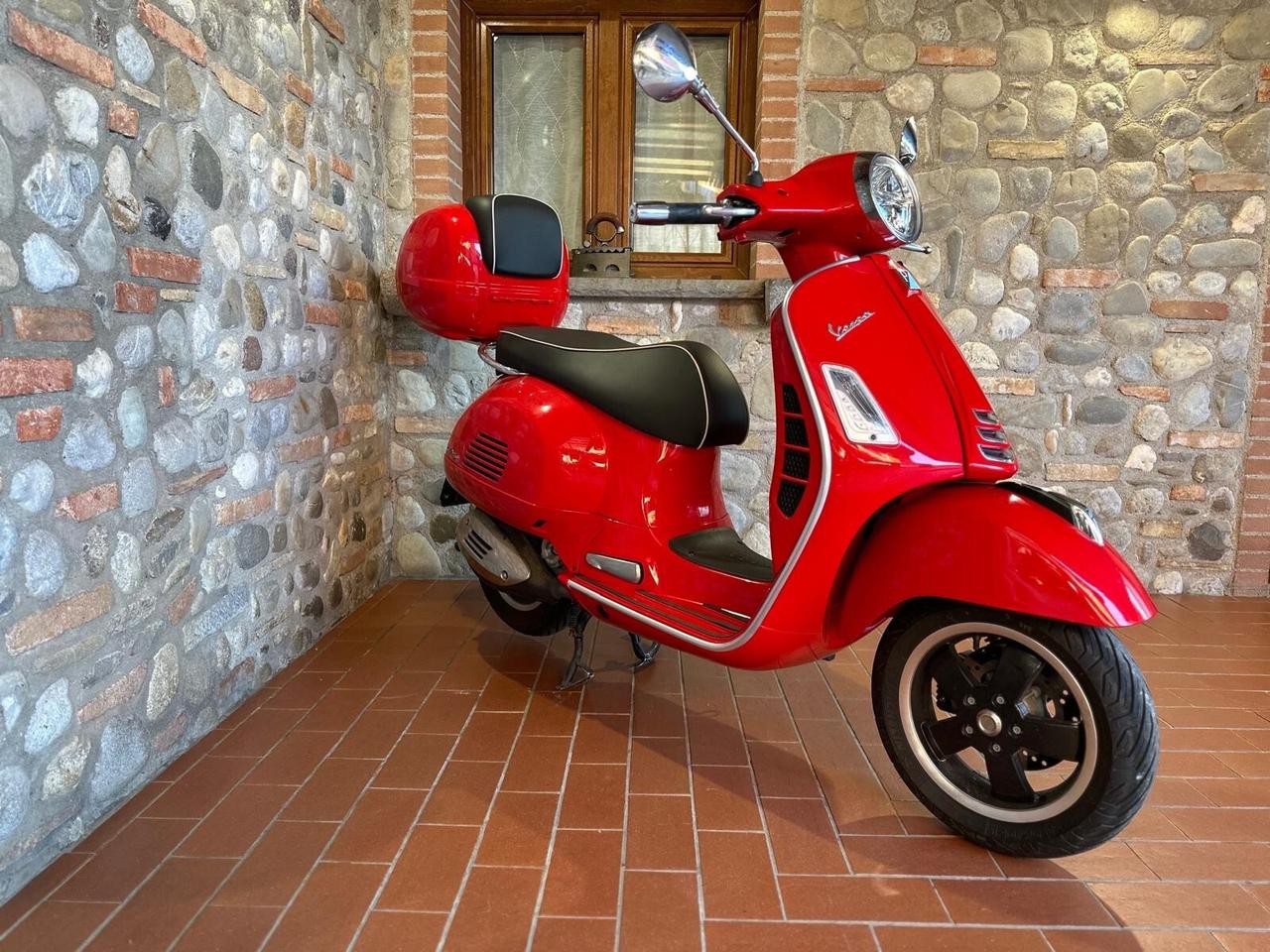 Piaggio Vespa 300 GTS hpe Vespa GTS 300 hpe