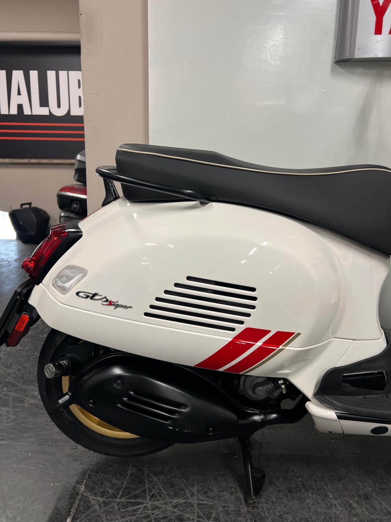 Vespa 300 GTS SPORT / RACING SIXTIES