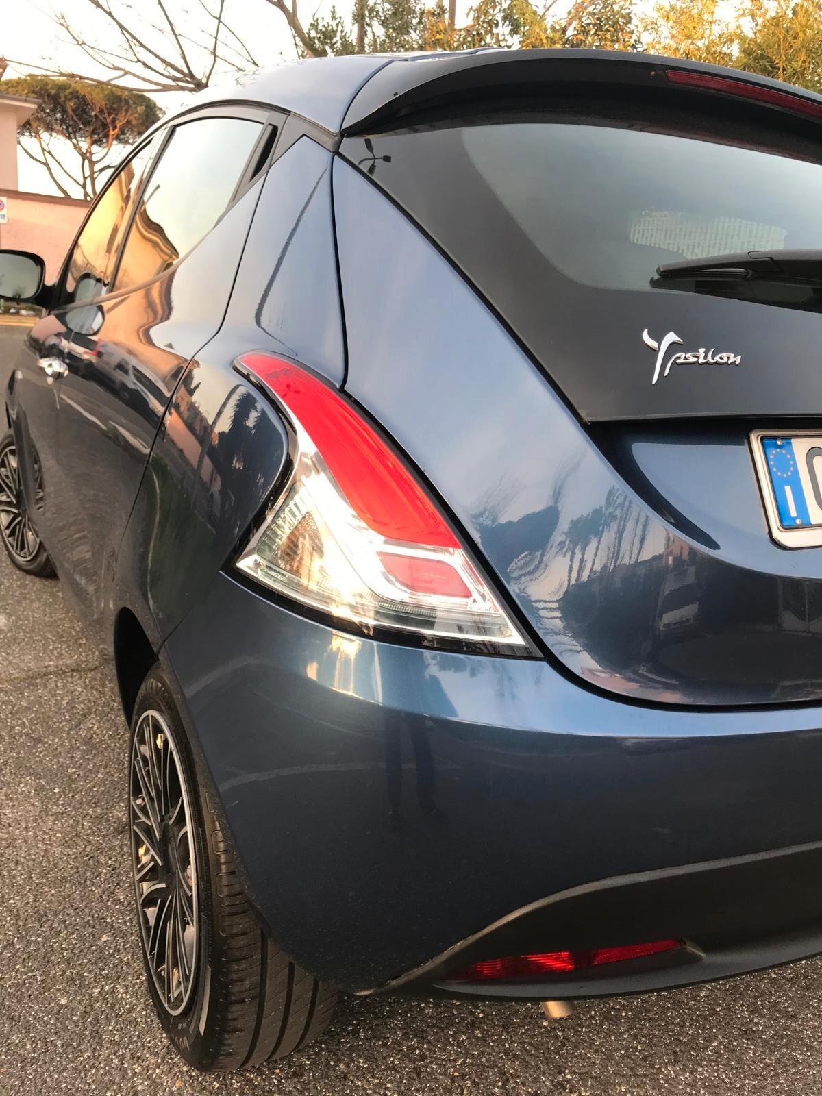 Lancia Ypsilon 1.0 FireFly 5 porte S&S Hybrid Gold