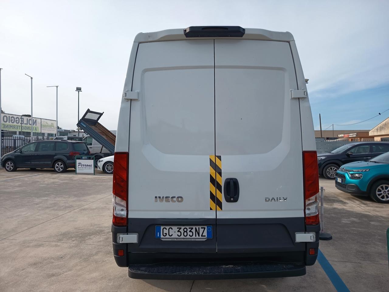 Iveco Daily 33S12 2.3 H2 Cabinato