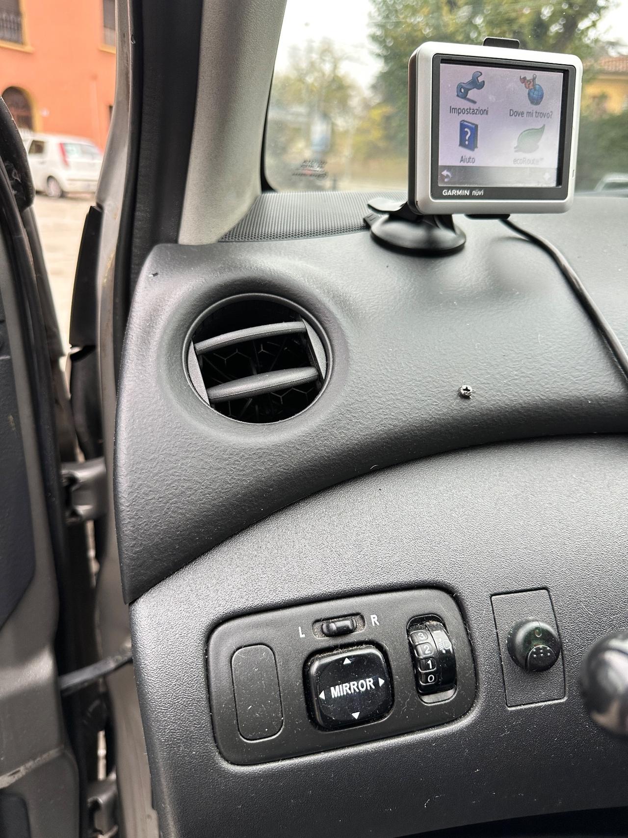 Toyota Yaris 1.0i 16V cat 5 porte Sol