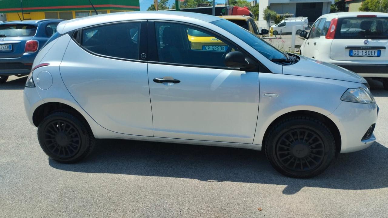 Lancia Ypsilon 0.9 TwinAir 5 porte Metano Ecochic Gold benzina metano