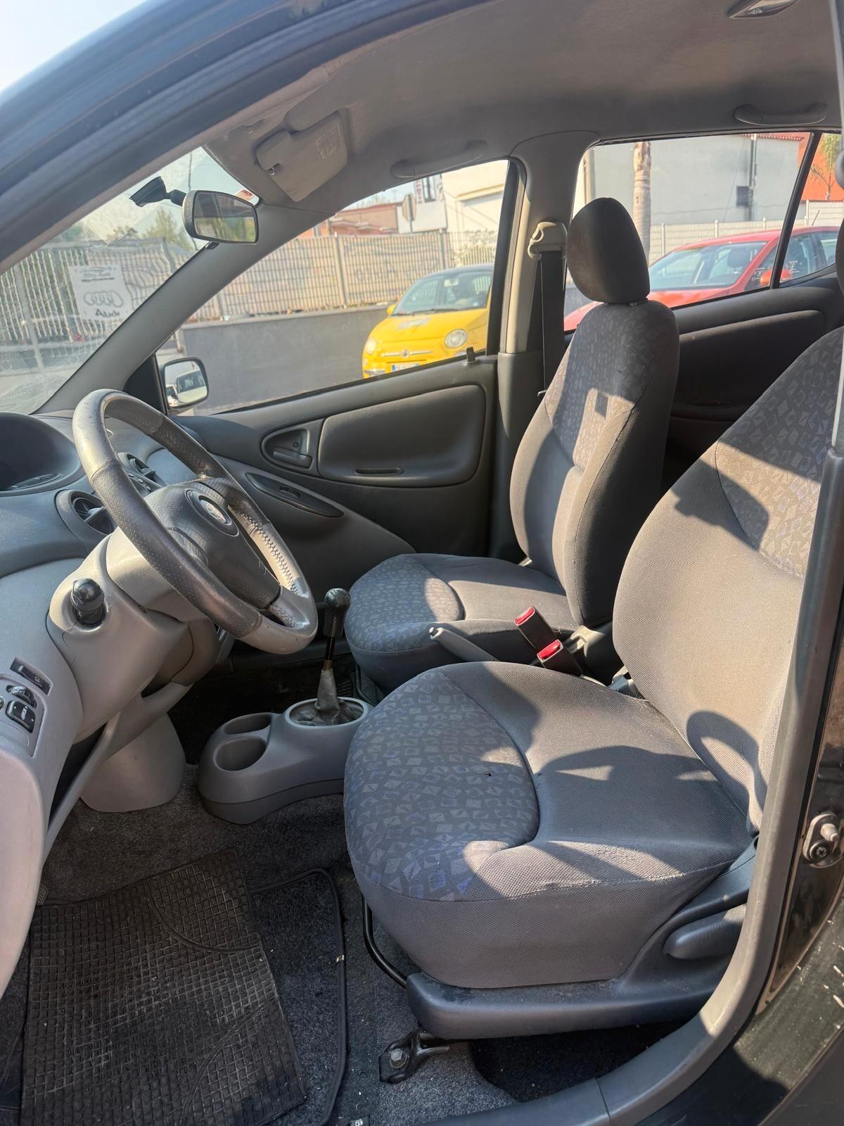 Toyota Yaris 1.3i 16V cat 5 porte Luna