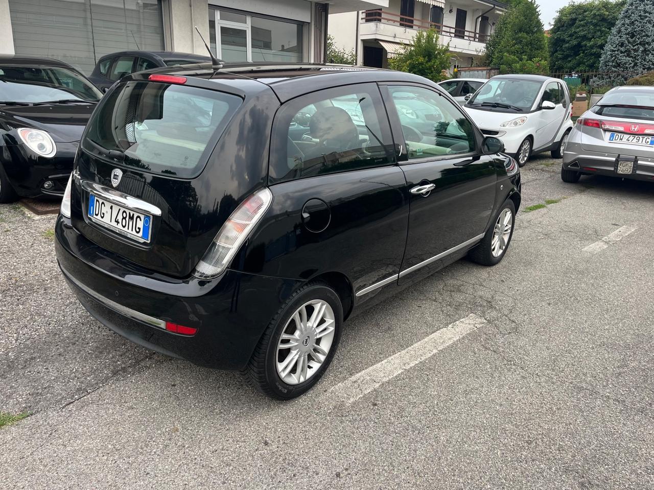 Lancia Ypsilon 1.4 16V Sport MomoDesign