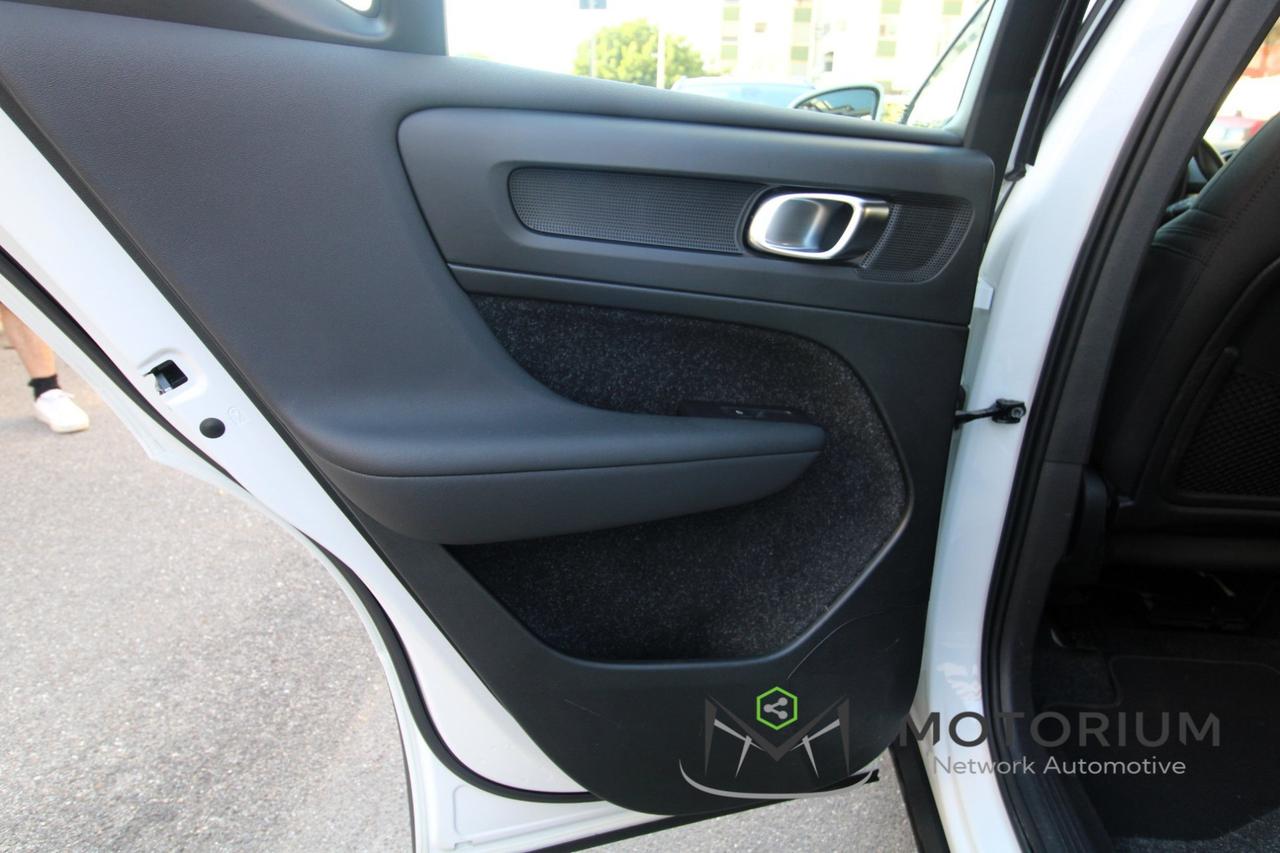VOLVO XC40 MOMENTUM