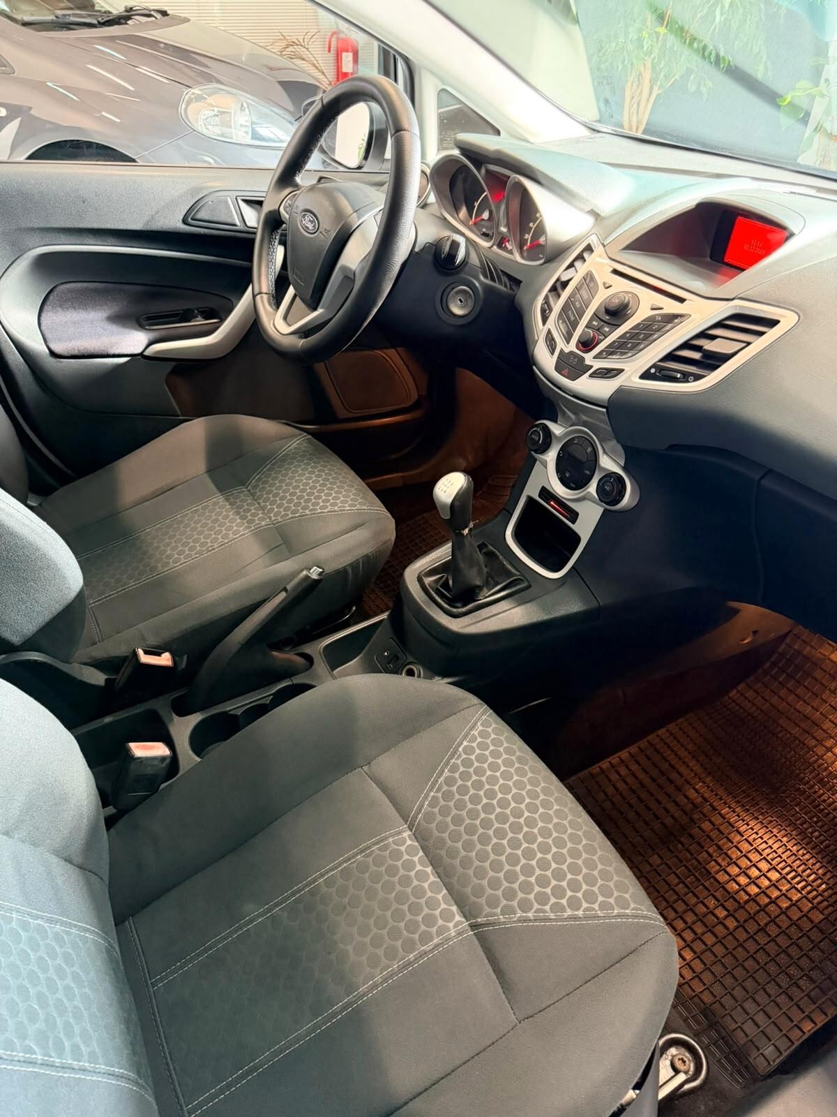 Ford Fiesta 1.4 TDCi 68CV 5 porte Titanium