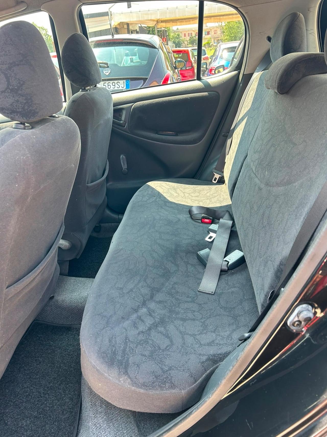 Toyota Yaris 1.0i 16V cat 5 porte Sol