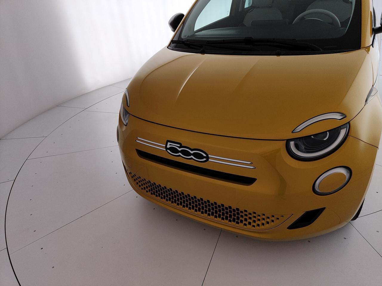 Fiat 500 Berlina Hybrid La Prima