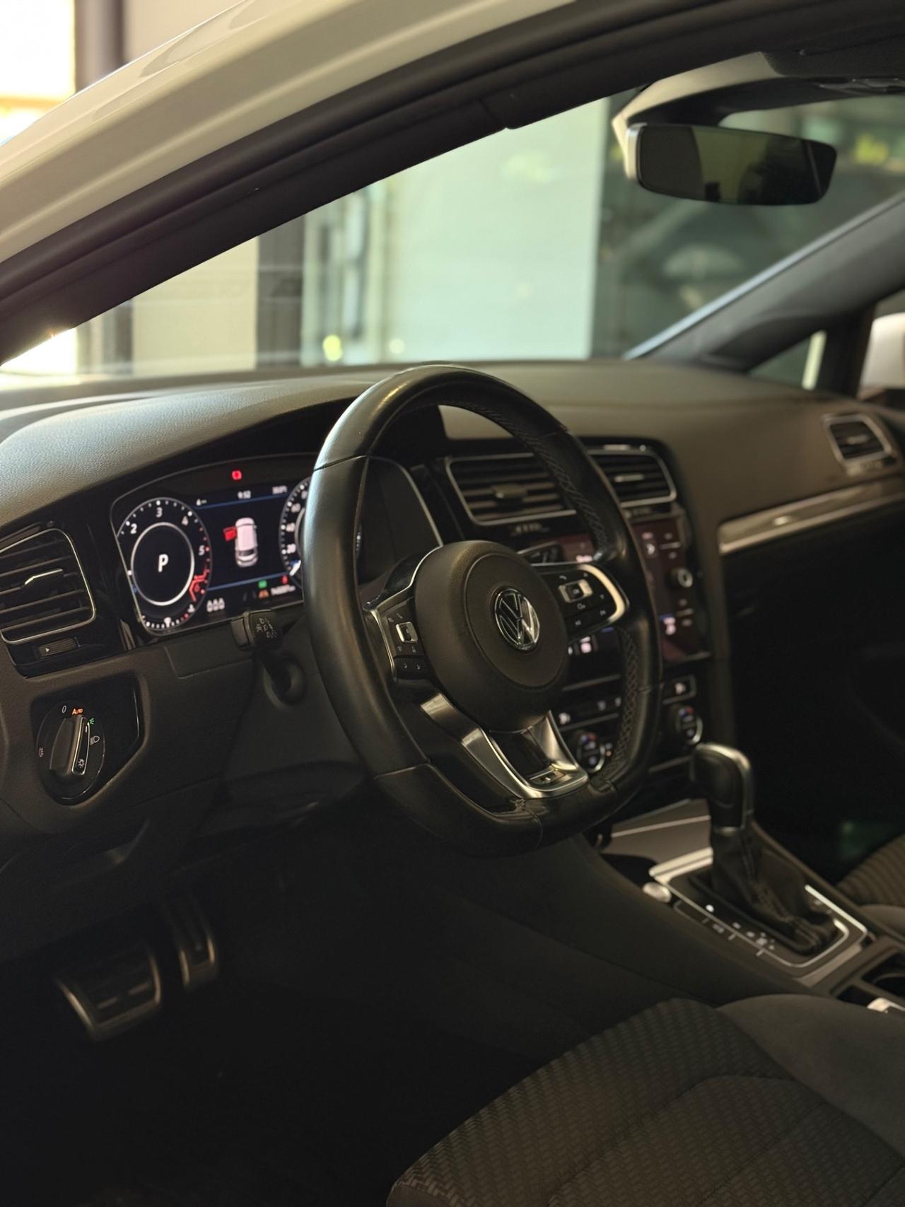 Volkswagen Golf 2.0 TDI DSG 5p R-LINE Highline BlueMotion Technology