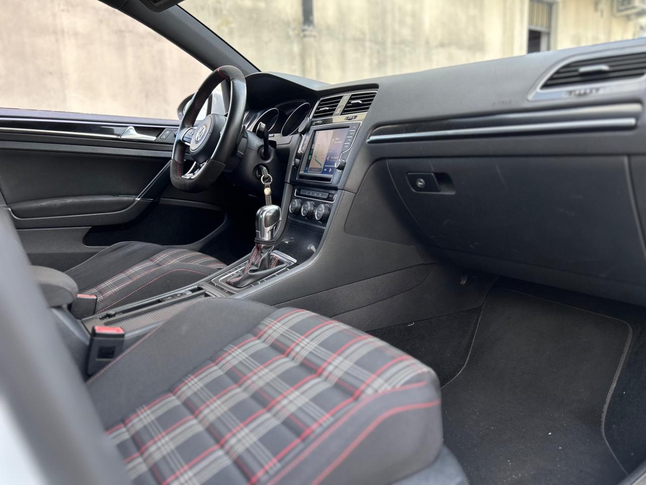 Volkswagen Golf GTI Performance 2.0 TSI DSG 5p. 300cv