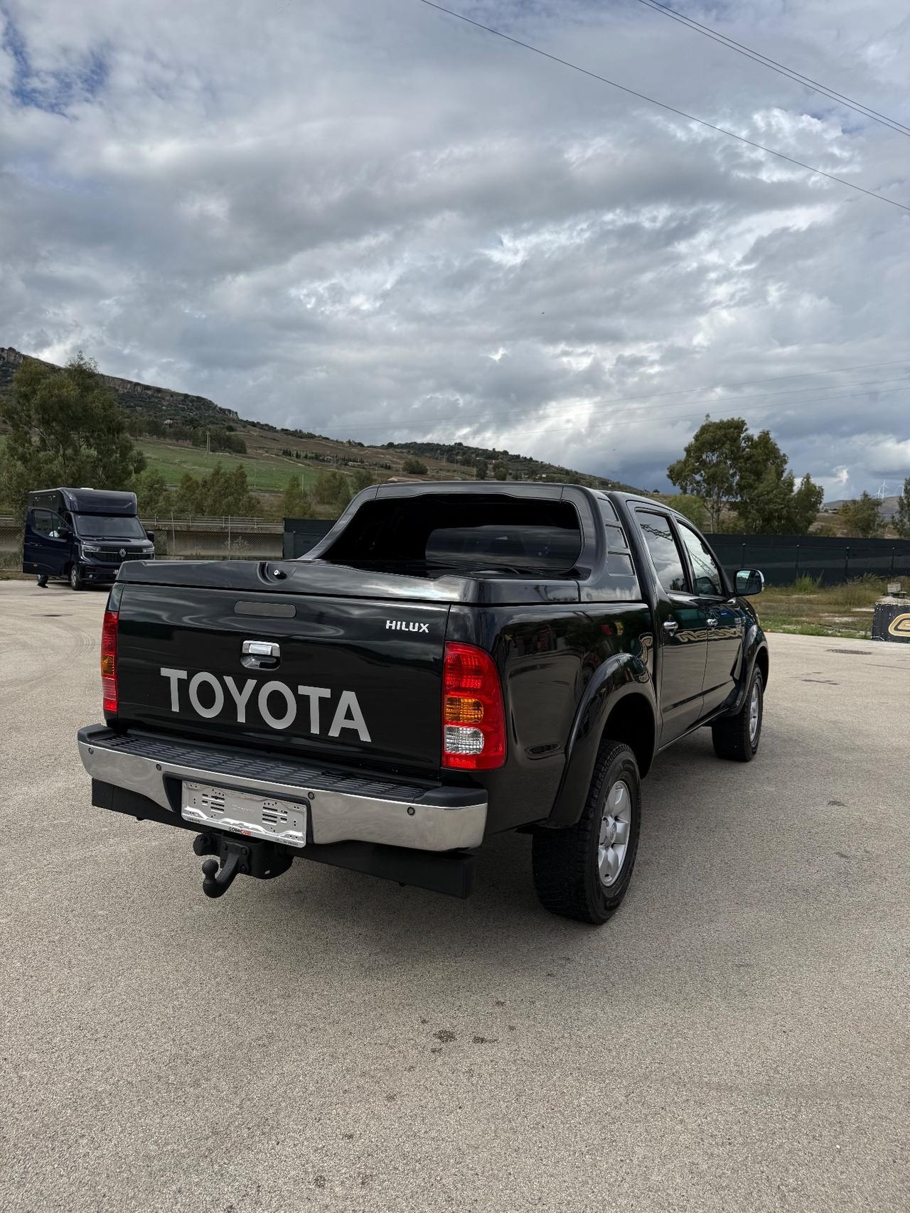 Toyota Hilux 3.0 D-4D 4WD 4p. Doub. Cab SR+