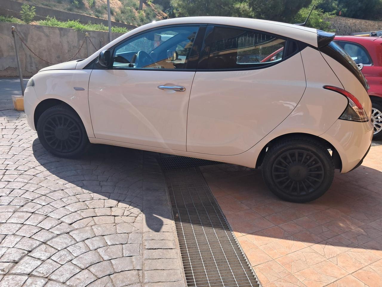 Lancia Ypsilon 1.0 FireFly 5 porte S&S Hybrid Silver