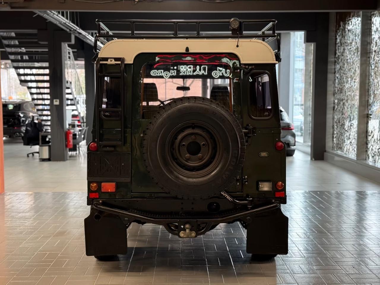 Land Rover Defender 110 2.5 Td5 Station Wagon 9 POSTI