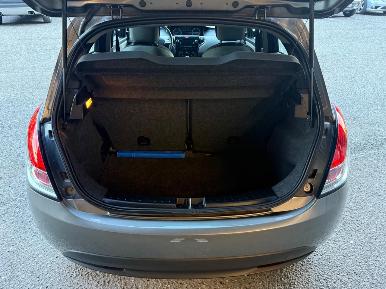 Lancia Ypsilon 1.2 69 CV 5 porte Silver