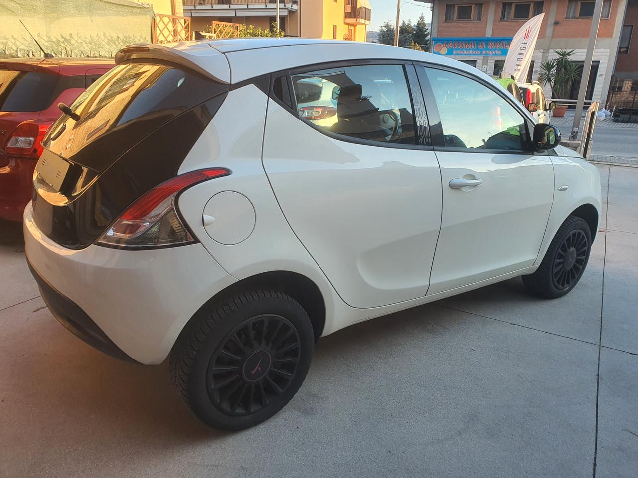 Lancia Ypsilon 0.9 TwinAir 85 CV 5 porte Metano Ecochic Gold NEOPATENTATI