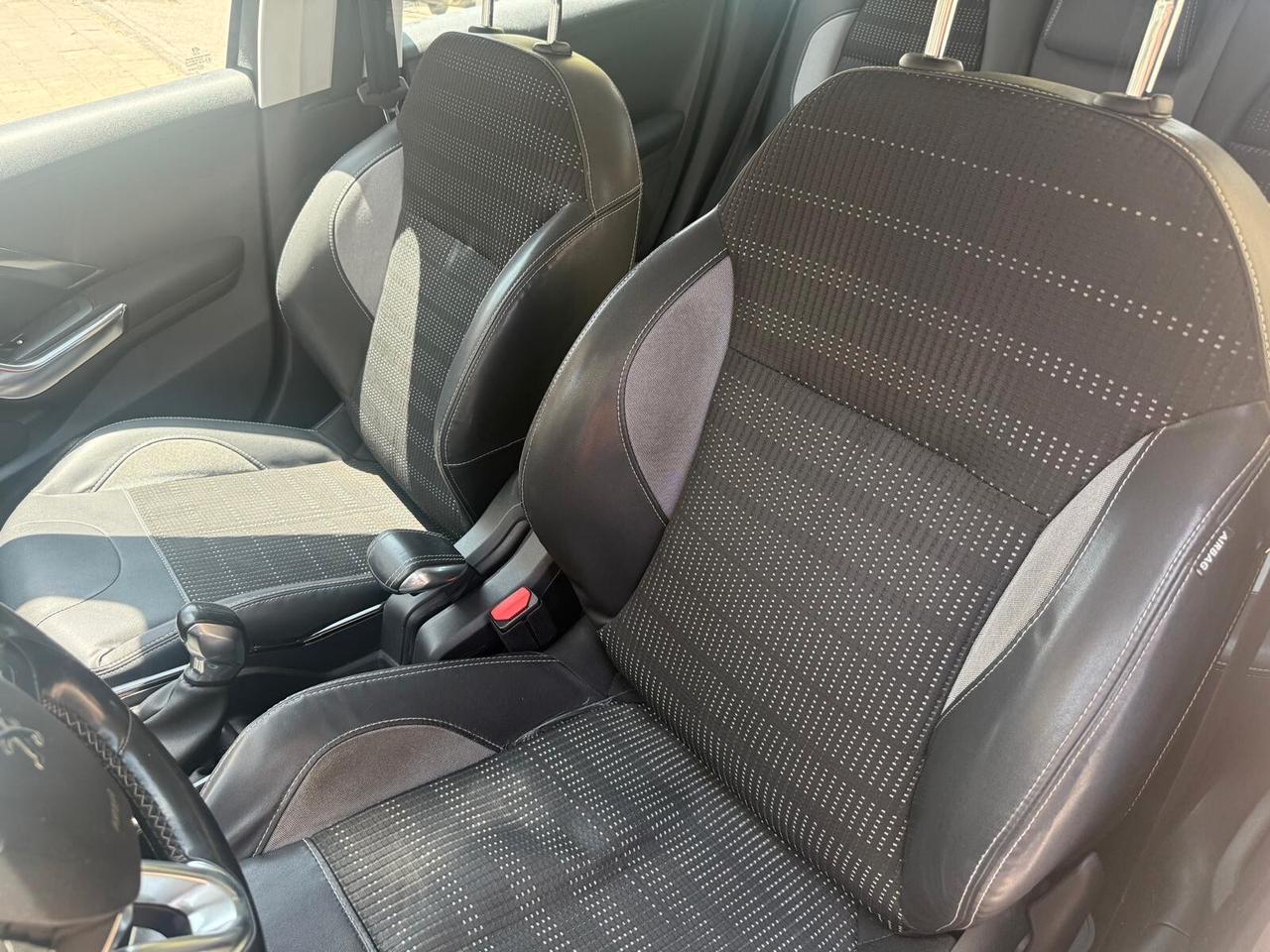 Peugeot 2008 BlueHDi 100 S&S Black Matt
