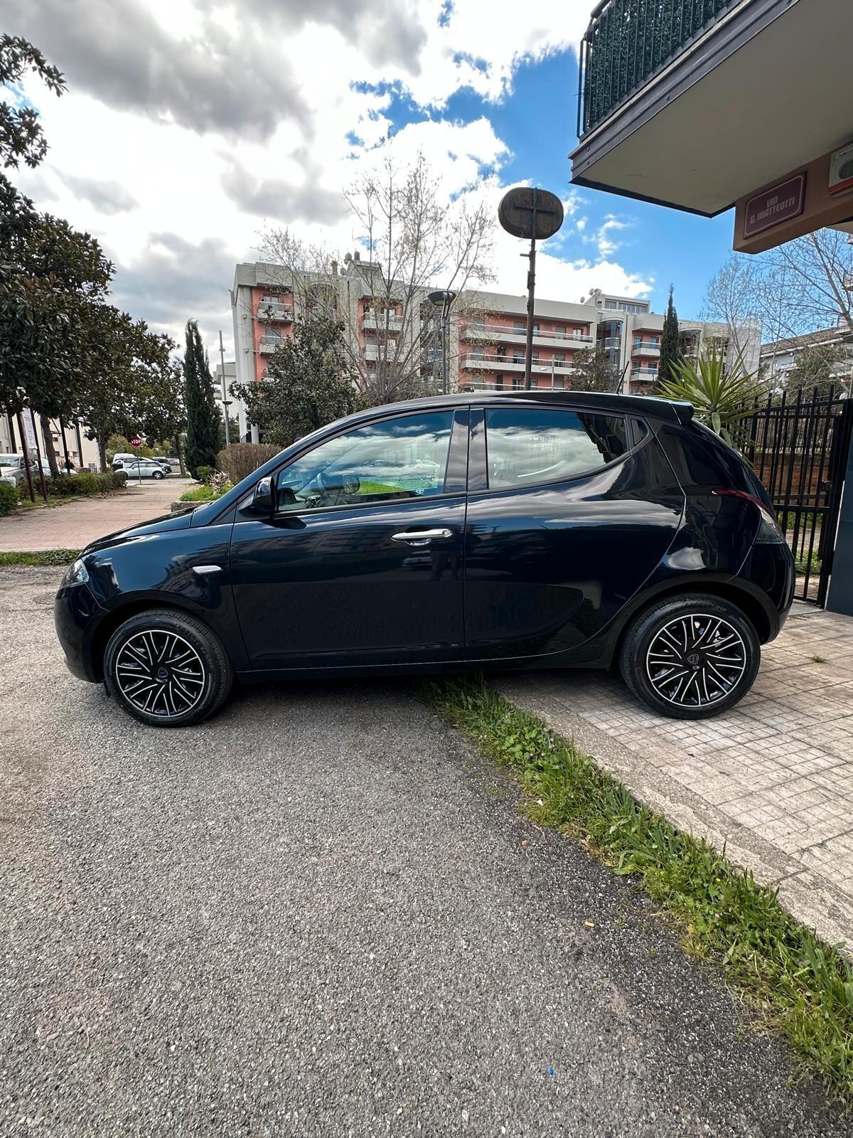 Lancia Ypsilon 1.0 FireFly 5 porte S&S Hybrid Gold