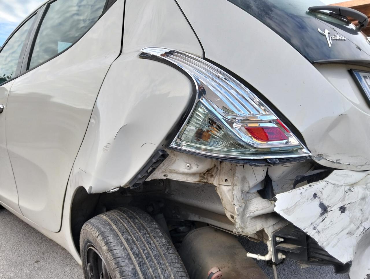 Lancia Ypsilon 1.2 69 CV 5 porte GPL 2019 SINISTRATA