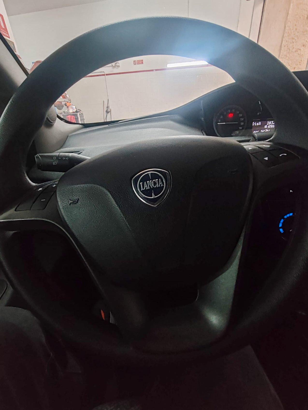 Lancia Ypsilon 5 Porte Ypsilon 1.0 firefly hybrid Silver s&s 70cv