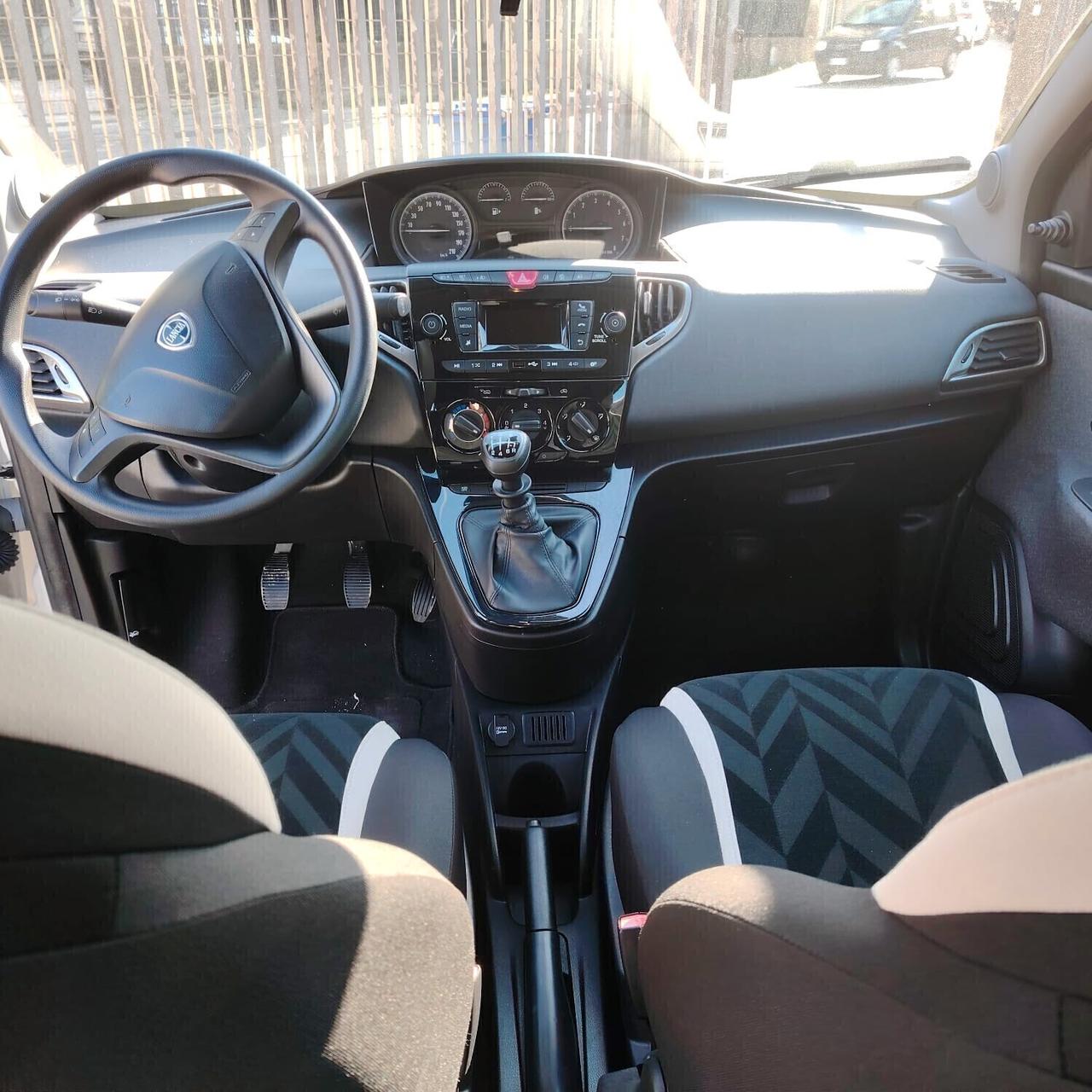 Lancia Ypsilon 1.0 FireFly 5 porte S&S Hybrid Ecochic Silver