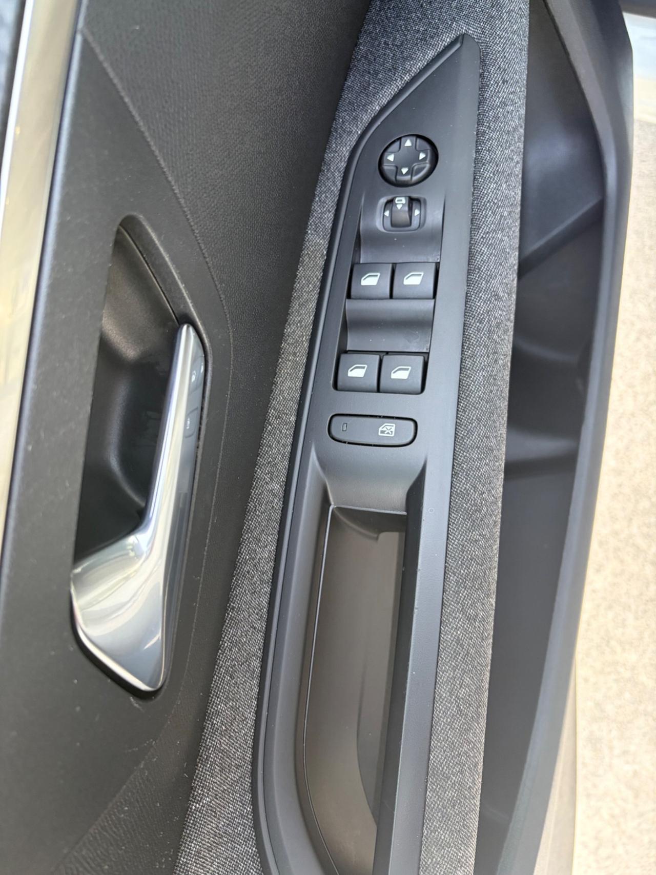 PEUGEOT 3008 BLUE HDI 2022