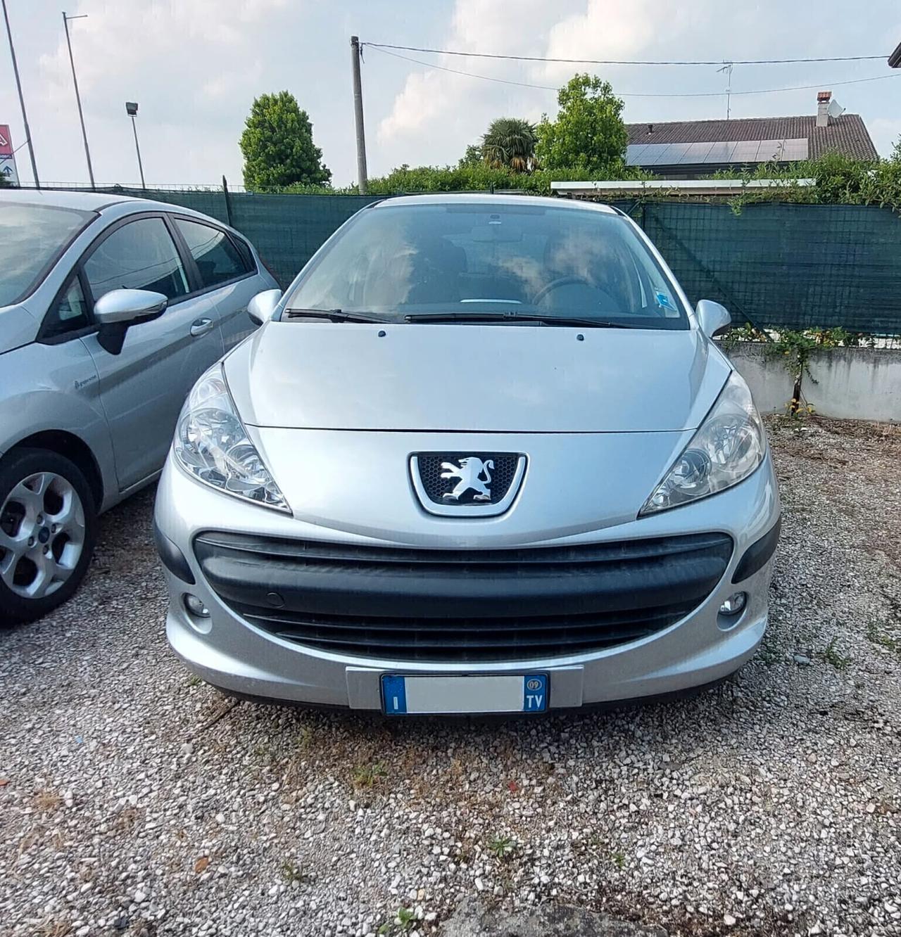 Peugeot 207 1.4 benzina Neopatentati