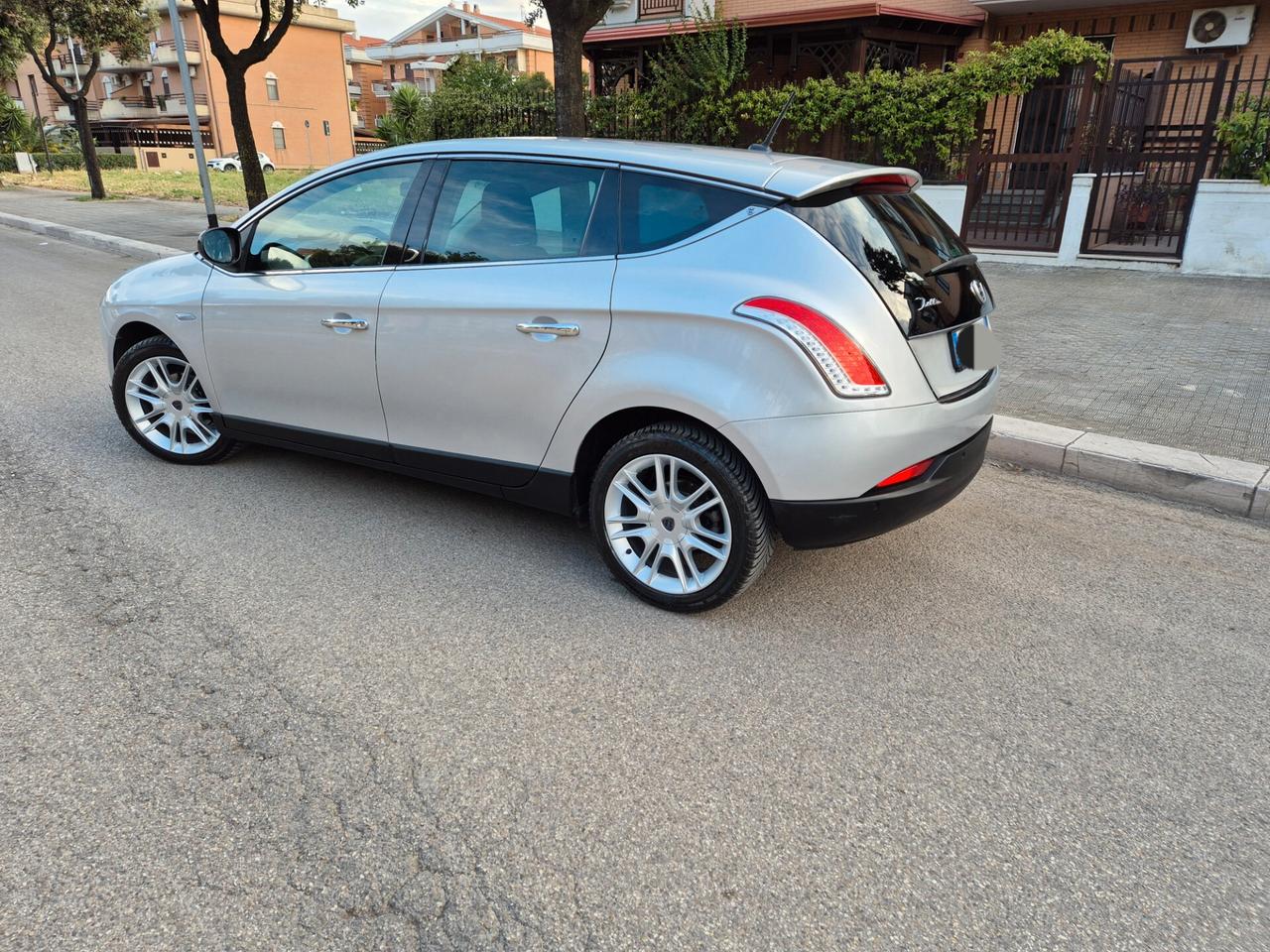 Lancia delta 1.6 multijet 120cv cambio automatico 2014