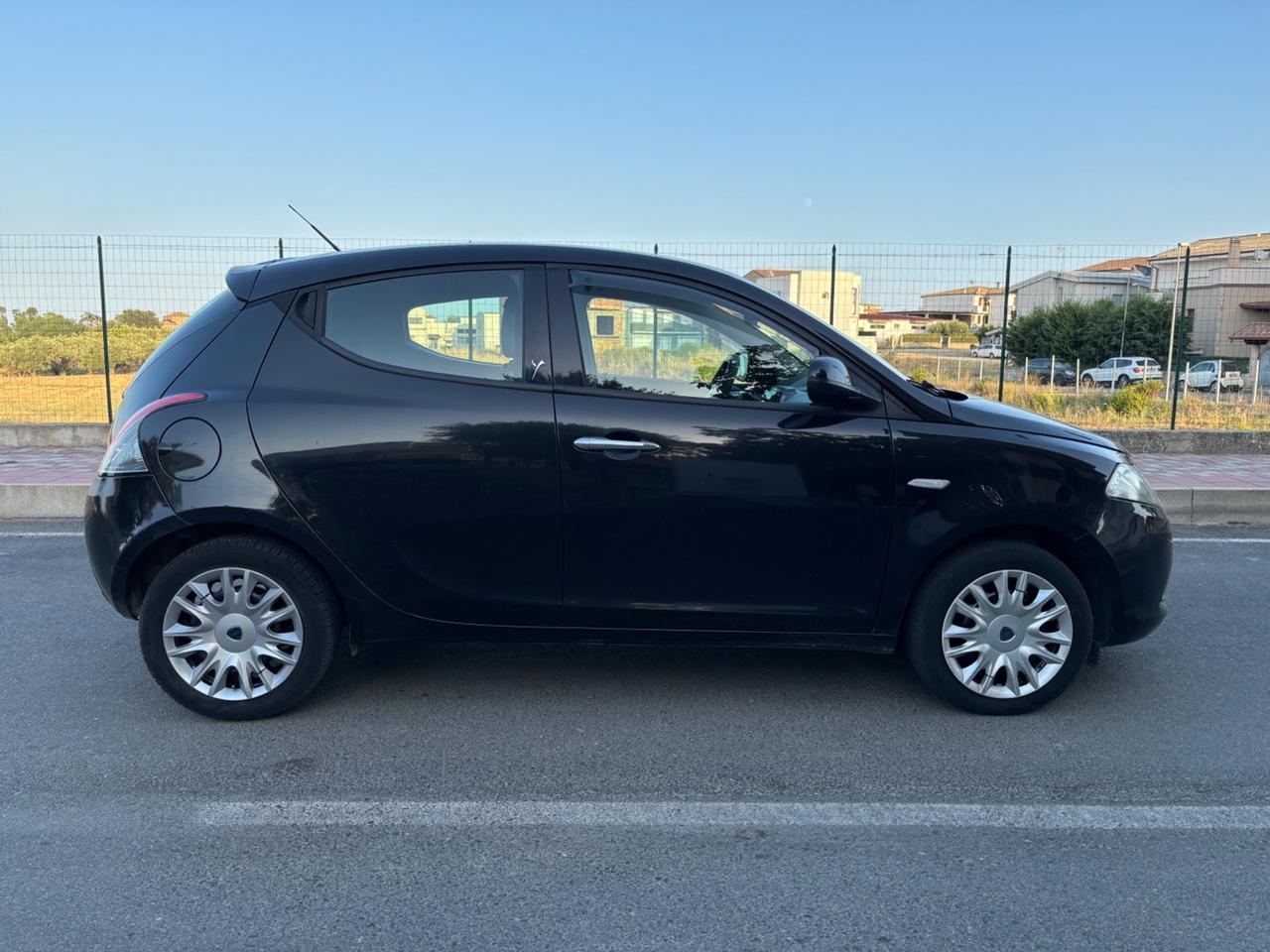 Lancia Ypsilon 1.3 MJT 75 CV Unyca