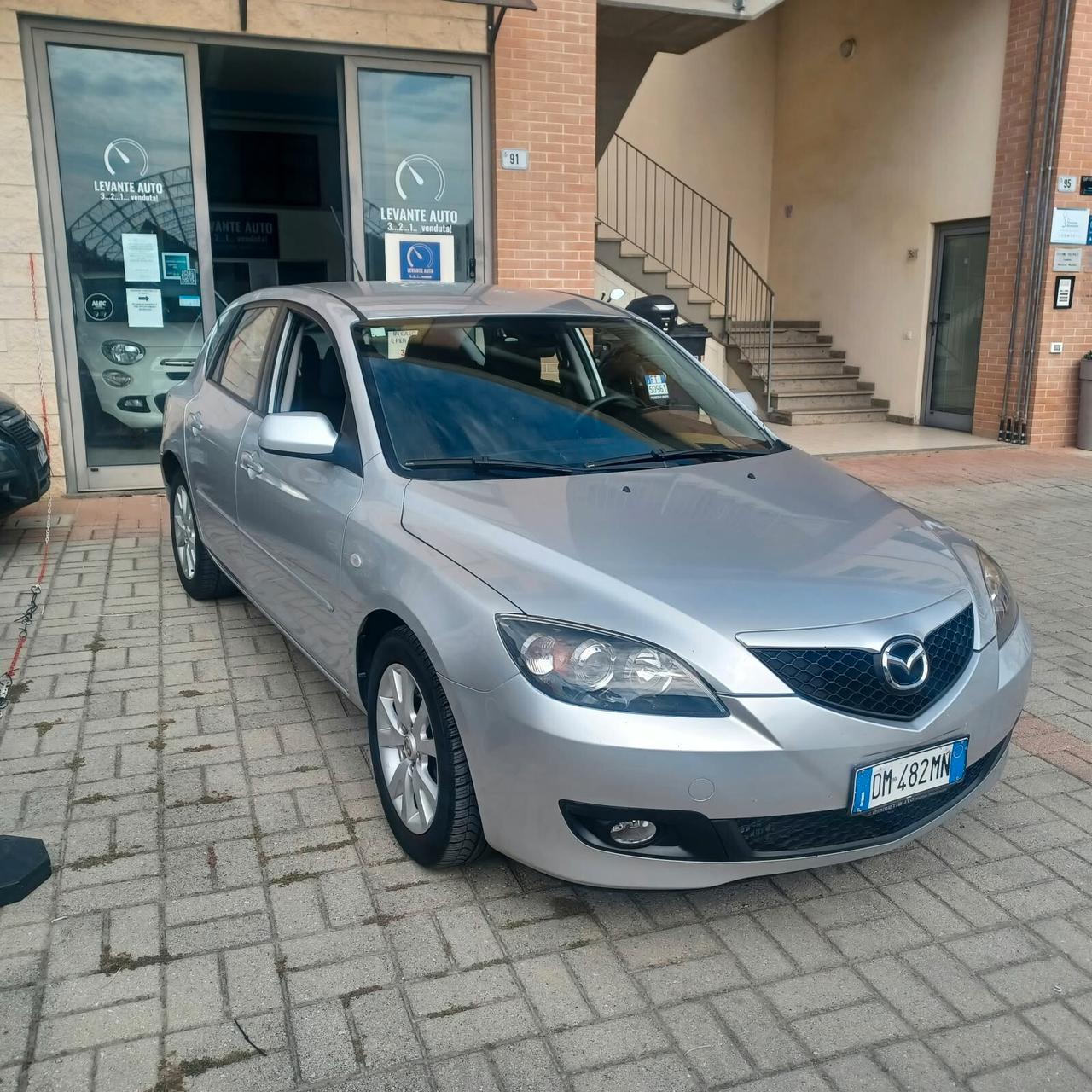 110.118 MAZDA 3 SEMBRA NUOVA OK NEOPATENTATI