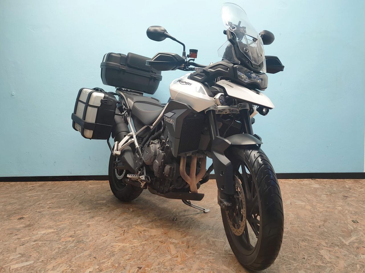 Triumph Tiger 900 GT PRO con tris borse originali
