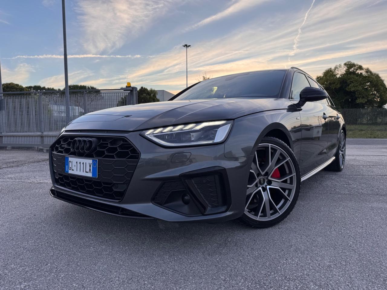 Audi A4 Avant 40 TDI quattro S tronic line edition Identity Black
