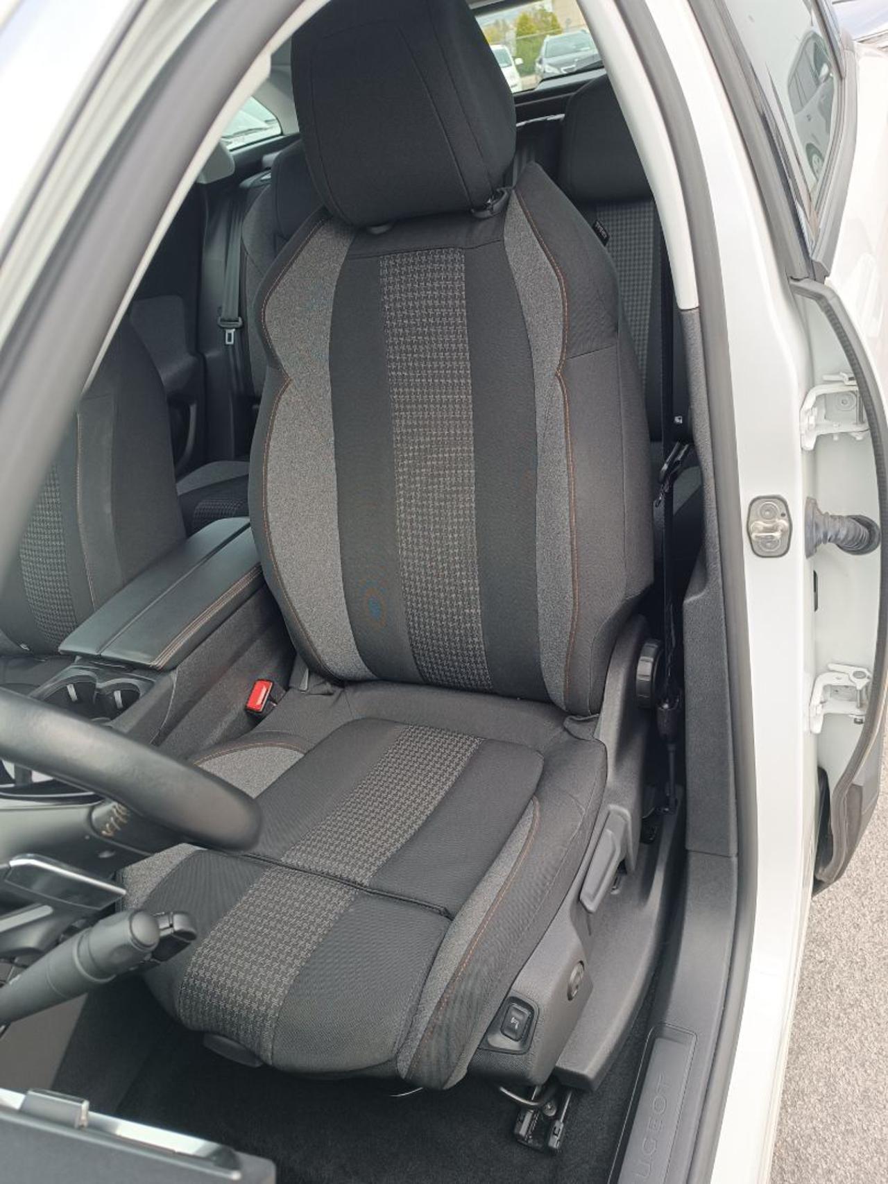 PEUGEOT 3008 BlueHDi 130 S&S EAT8 Allure