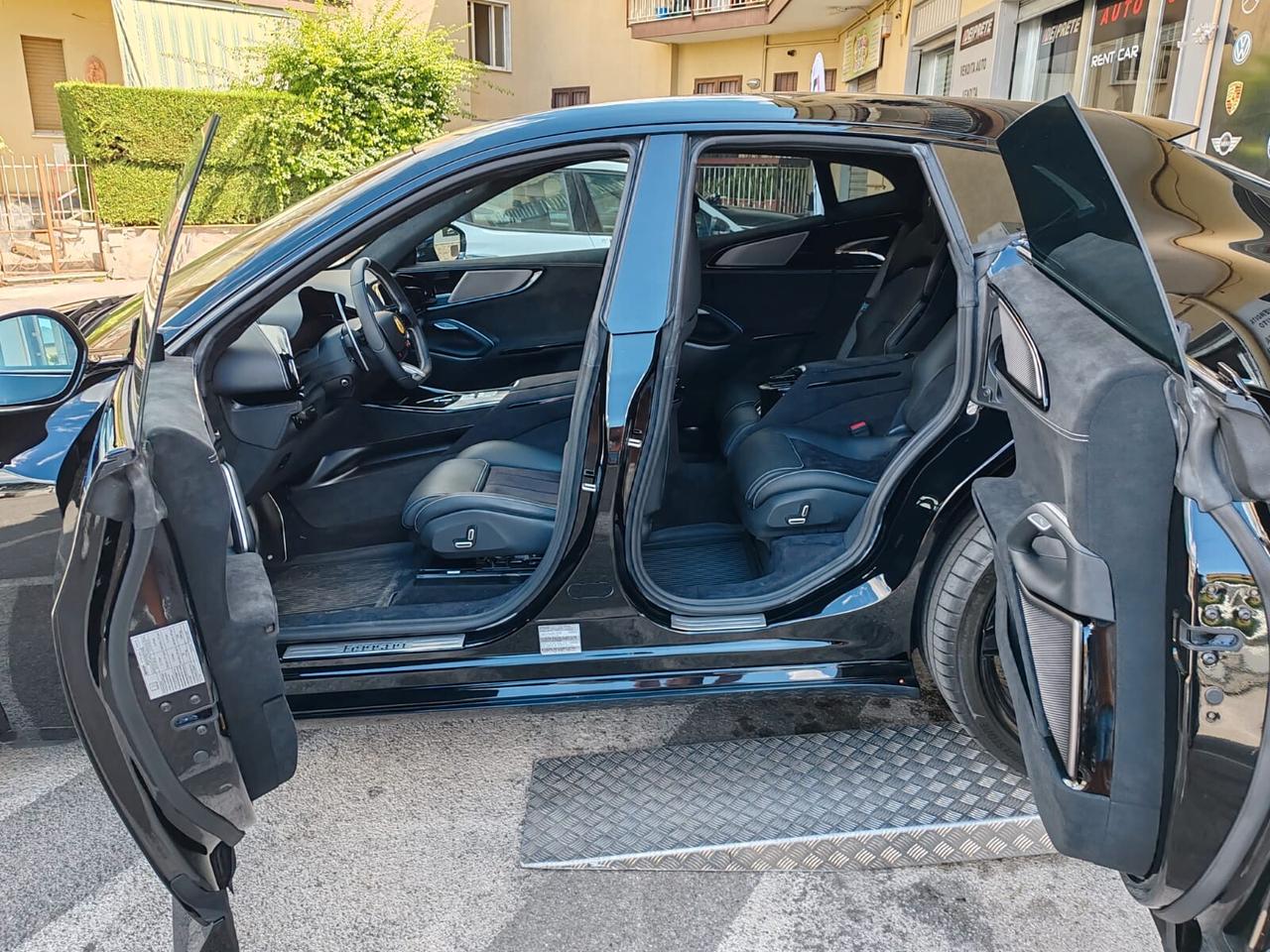 Ferrari Purosangue V12 DCT 4WD*Pano*Black