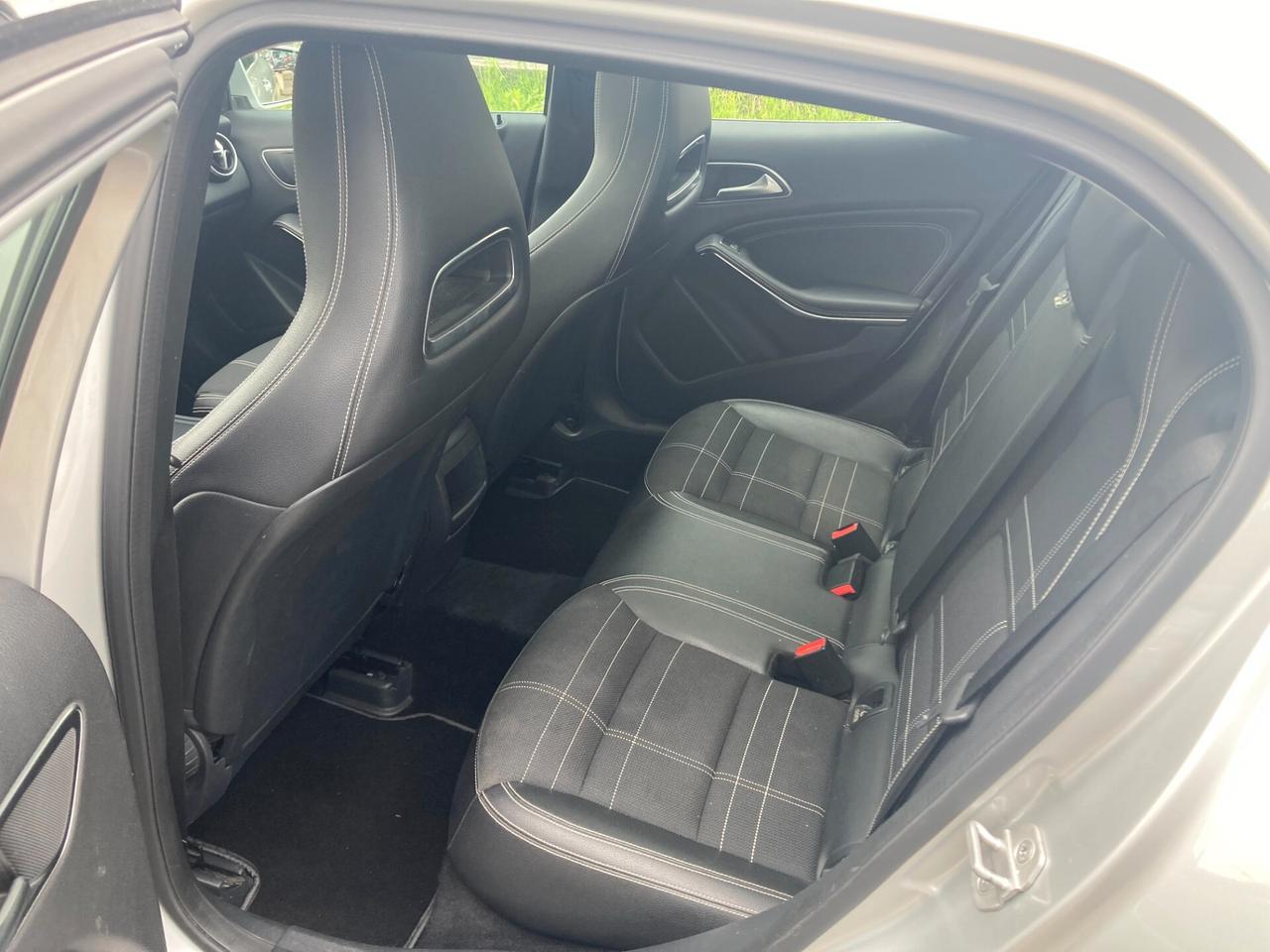 Mercedes-Benz GLA 200 Sport Automatica Panorama Cerchi X 18