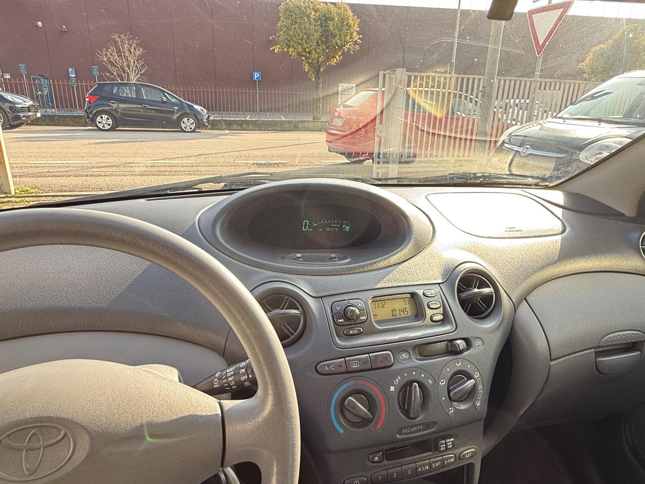 Toyota Yaris 1.0i 16V cat 5 porte Sol