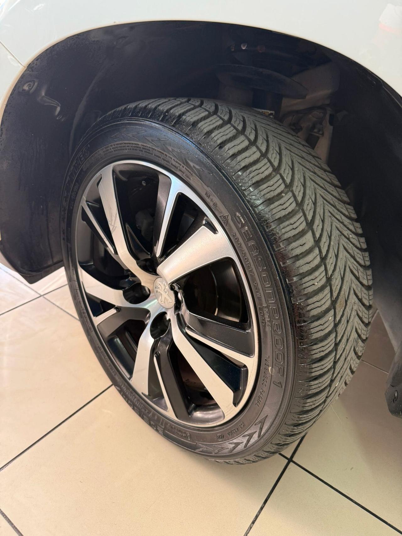 Peugeot 2008 1.6 e-HDi 115 CV Stop&Start Allure