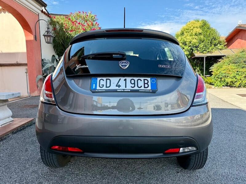 Lancia Ypsilon 1.0 FireFly 5 porte S&S Hybrid Ecochic Silver