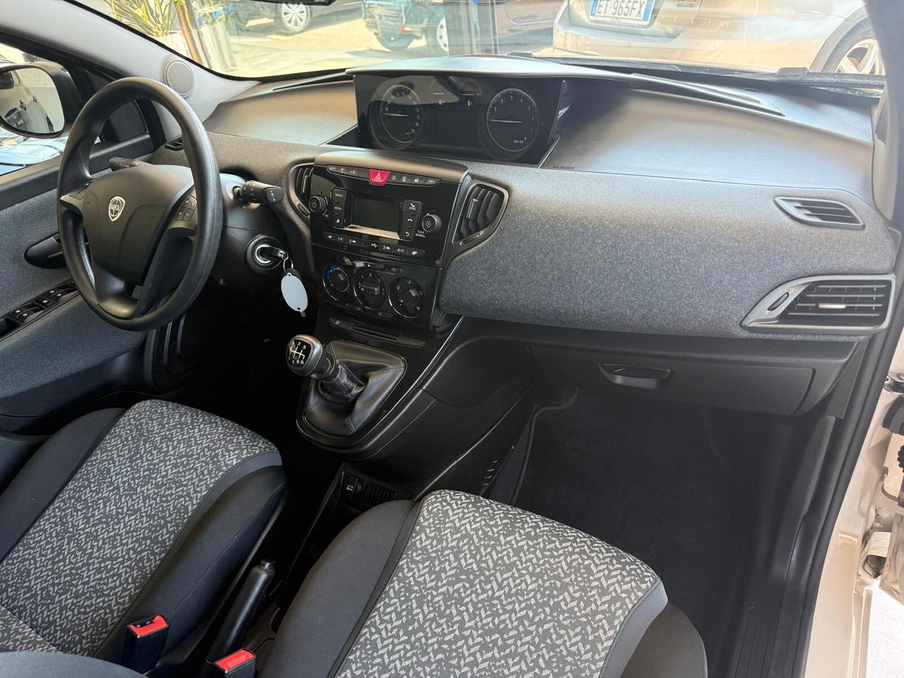 Lancia Ypsilon 1.0 FireFly 5 porte S&S Hybrid Ecochic Silver