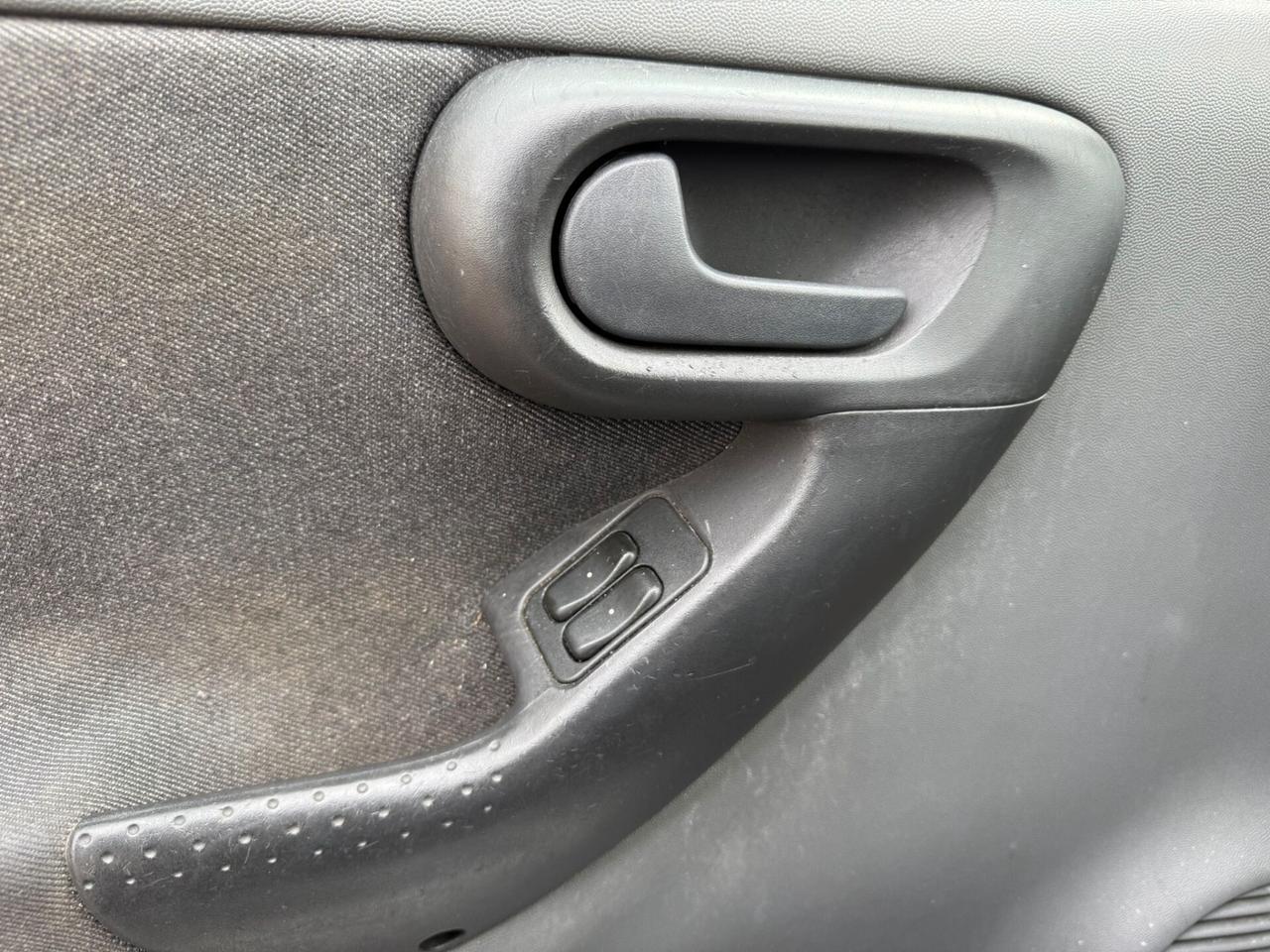 Opel Corsa 1.0i 12V 3 porte NEOPATENTATI