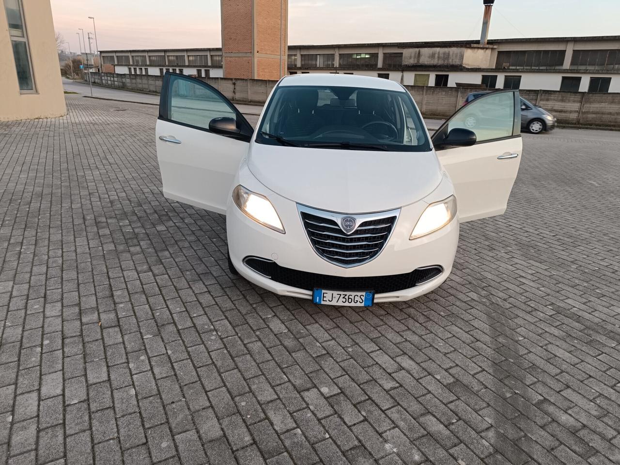 Lancia Ypsilon 1.2 benzina SOLAMENTE 105.000 KM