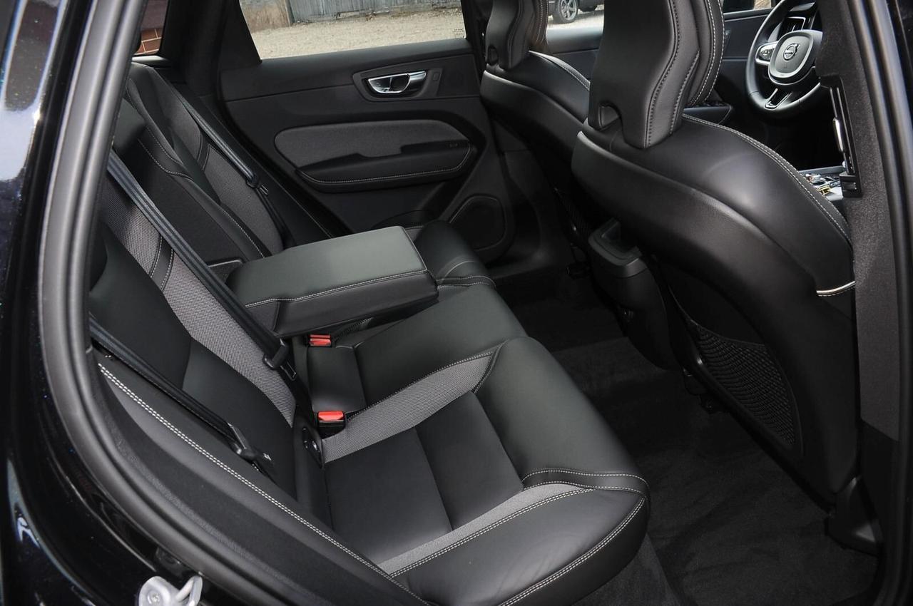 Volvo XC 60 XC60 B4 (d) AWD automatico Plus Dark